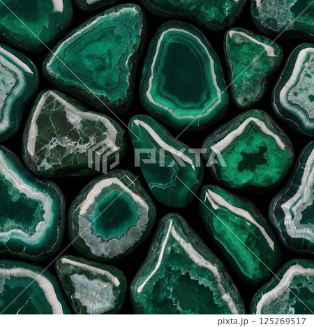 たくさんの緑メノウの原石 125269517