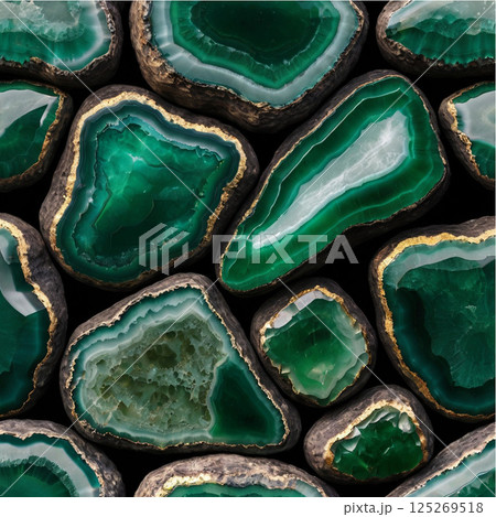 たくさんの緑メノウの原石 125269518