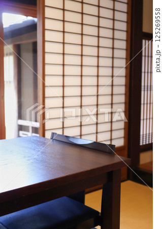 趣のある古民家カフェの机と椅子と庭 125269558