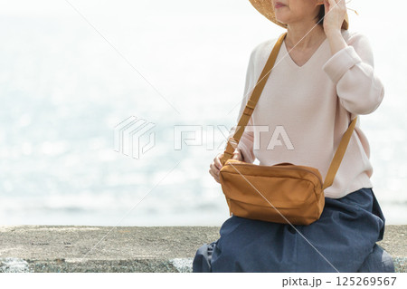 春の海辺を散策するミドル女性 125269567
