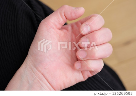 40代女性の左手 40代女性の左手 125269593
