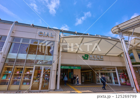 神奈川県横浜市中区のJR桜木町駅東口を駅前広場から見る 125269799