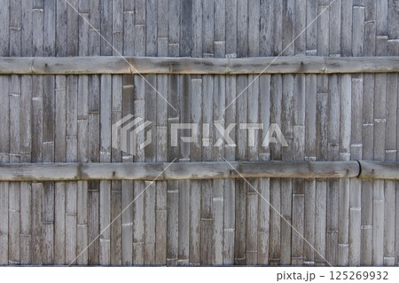 古くなって黒ずんだ竹の塀 125269932