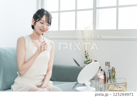 家でメイクブラシを使ってシェーディング・シャドウ・ハイライトなど顎のメイク・化粧する女性 家でメイクブラシを使ってシェーディング・シャドウ・ハイライトなど顎のメイク・化粧する女性 125269971