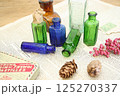 アンティークボトルと古書の静物 125270337