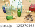 彩りアンティークボトルの静物画 125270368