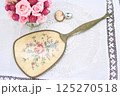 花柄アンティークハンドミラーとブローチ 125270518