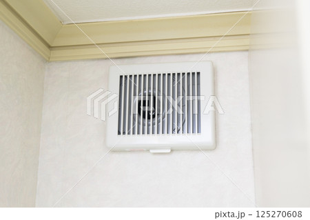 掃除後の換気扇 125270608