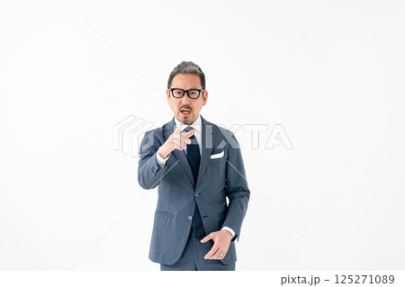 スーツの男性 ビジネス パワハラ スーツの男性 ビジネス パワハラ 125271089