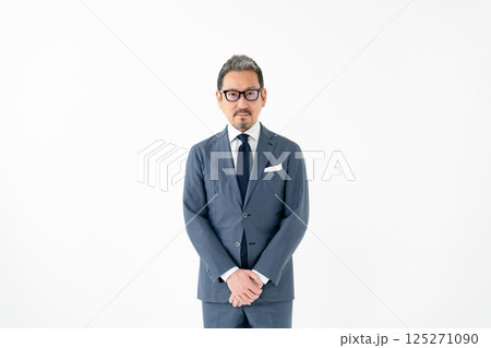 スーツの男性　ビジネス 125271090