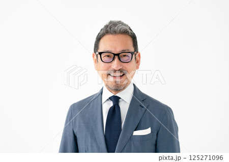 スーツの男性　ビジネス 125271096