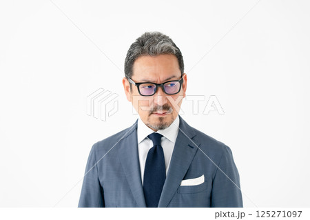 スーツの男性　ビジネス 125271097