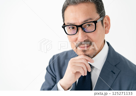 スーツの男性　ビジネス 125271133