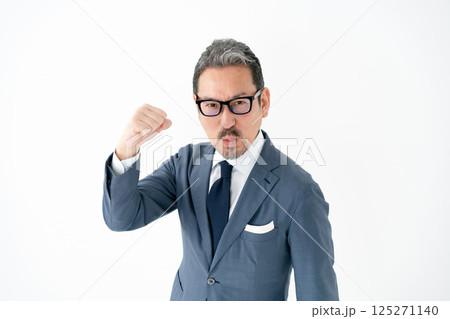 スーツの男性　ビジネス　ガッツポーズ 125271140
