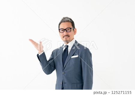 スーツの男性 ビジネス 手かざし スーツの男性 ビジネス 手かざし 125271155