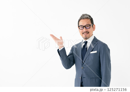 スーツの男性　ビジネス　手かざし 125271156
