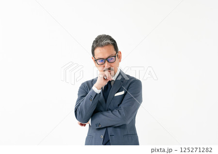 スーツの男性　ビジネス　悩む 125271282
