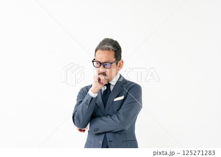 スーツの男性　ビジネス　悩む 125271283