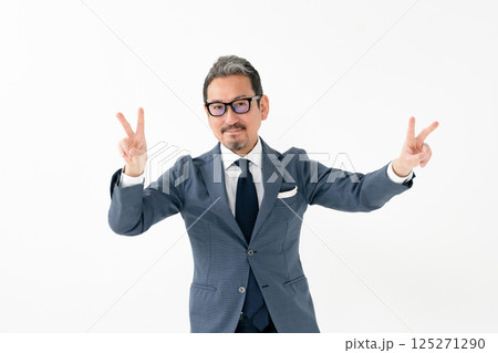 スーツの男性 ビジネス ピース スーツの男性 ビジネス ピース 125271290