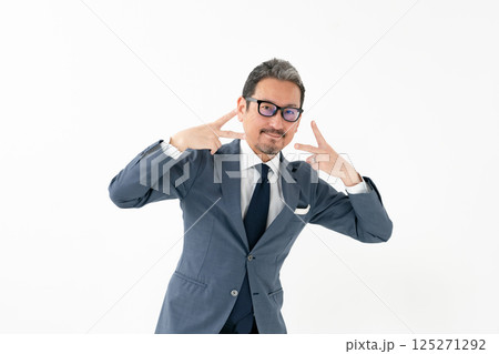スーツの男性　ビジネス　ピース 125271292