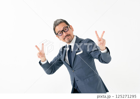 スーツの男性　ビジネス　ピース 125271295
