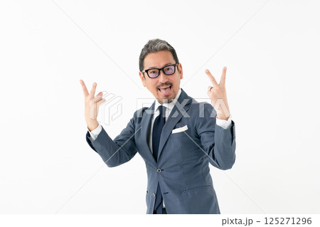スーツの男性　ビジネス　ピース 125271296