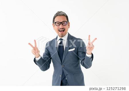 スーツの男性 ビジネス ピース スーツの男性 ビジネス ピース 125271298