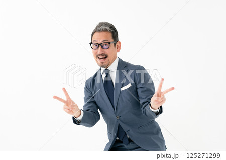 スーツの男性　ビジネス　ピース 125271299