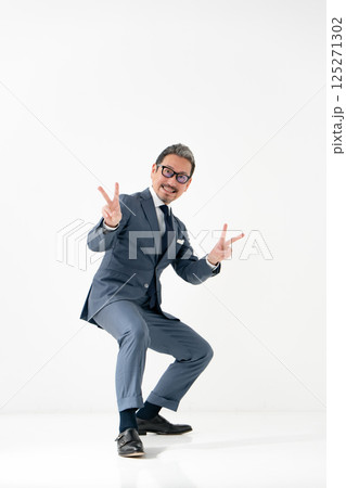 スーツの男性　ビジネス　ピース 125271302