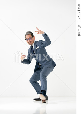 スーツの男性　ビジネス　ピース 125271306