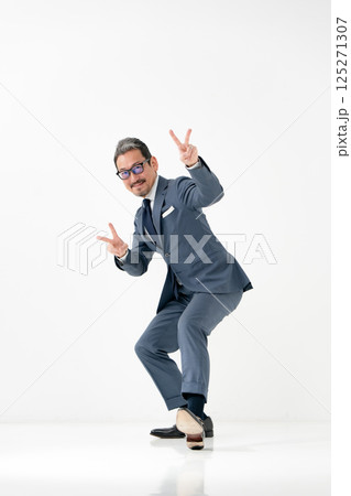 スーツの男性 ビジネス ピース スーツの男性 ビジネス ピース 125271307