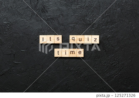 its quiz time word written on wood block. its quiz time text on table, concept its quiz time word written on wood block. its quiz time text on table, concept 125271326
