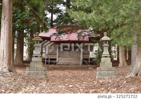 春の北海道北斗市で文月稲荷神社境内の風景を撮影 125271722