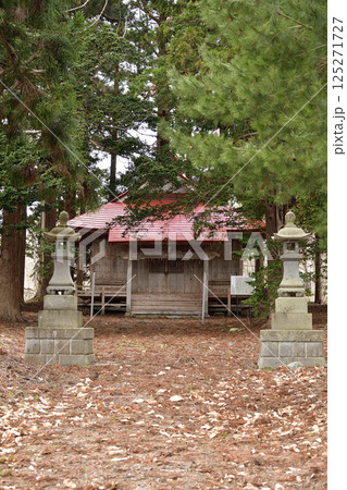 春の北海道北斗市で文月稲荷神社境内の風景を撮影 125271727