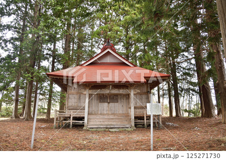 春の北海道北斗市で文月稲荷神社境内の風景を撮影 125271730