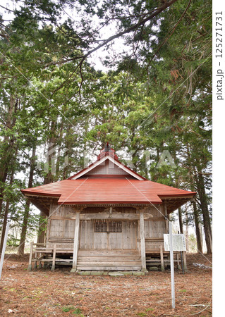 春の北海道北斗市で文月稲荷神社境内の風景を撮影 125271731