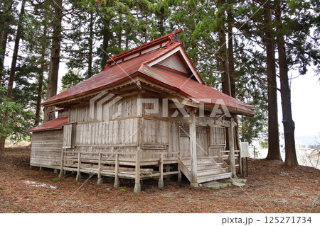 春の北海道北斗市で文月稲荷神社境内の風景を撮影 125271734