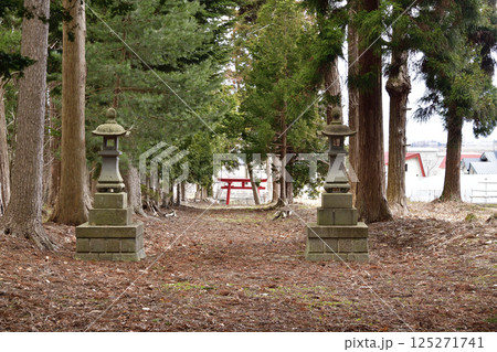 春の北海道北斗市で文月稲荷神社境内の風景を撮影 春の北海道北斗市で文月稲荷神社境内の風景を撮影 125271741