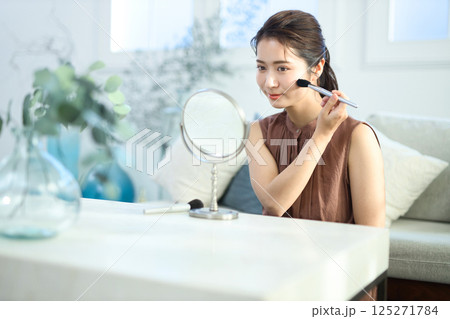 メイク中の若い女性 125271784