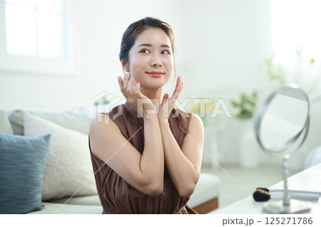 スキンケアする若い女性 スキンケアする若い女性 125271786