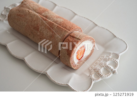 春の苺ロールケーキを一切れカットティータイム(おしゃれな白い食器とともに) 春の苺ロールケーキを一切れカットティータイム(おしゃれな白い食器とともに) 125271919