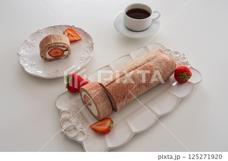 春の苺ロールケーキとコーヒーのティータイム(おしゃれな白い食器とともに) 春の苺ロールケーキとコーヒーのティータイム(おしゃれな白い食器とともに) 125271920