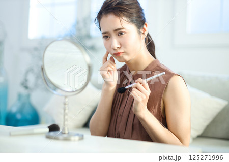 肌荒れを気にするスキンケア中の若い女性 肌荒れを気にするスキンケア中の若い女性 125271996