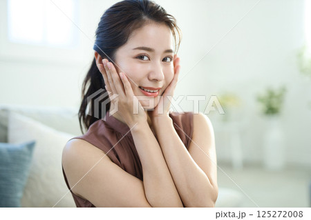 スキンケアする若い女性 スキンケアする若い女性 125272008