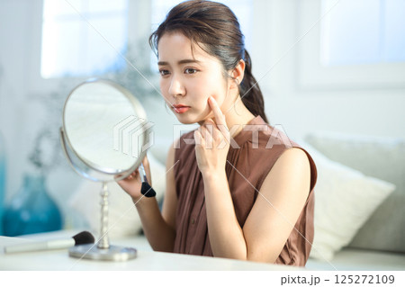 肌荒れを気にするスキンケア中の若い女性 125272109