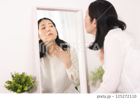 しみ、小じわが気になるミドル女性 125272110