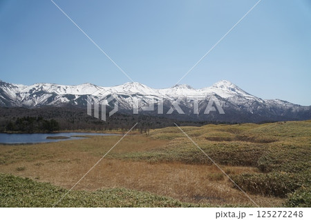 知床五湖から見える積雪の知床連山と青空 125272248