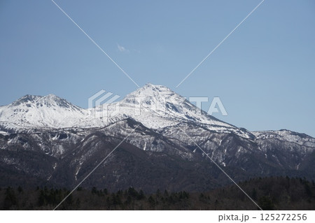 知床五湖から見える積雪の知床連山と青空 125272256