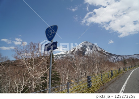 知床峠への道中から見える積雪の知床連山 125272258