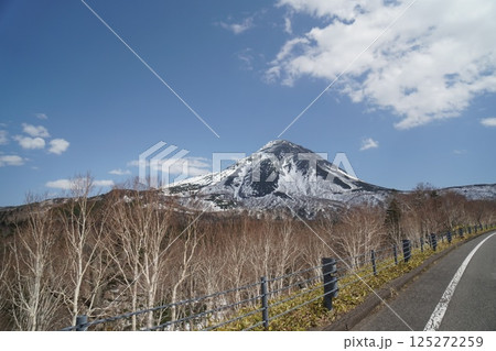 知床峠への道中から見える積雪の知床連山 125272259